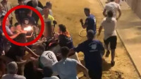 ​Ridícula consecuencia por obligar a dos niños a encender bolas de fuego a un toro poniendo en peligro su vida