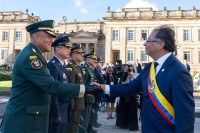 El presidente de Colombia, Gustavo Petro, reemplaza a la cúpula militar y retoma las negociaciones de paz