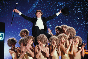 EL CANTANTE LORENZO SANTAMARIA EN 1980 RODEADO DE ESBELTAS BURBUJAS.jpg	EL CANTANTE LORENZO SANTAMARIA EN 1980 RODEADO DE ESBELTAS BURBUJAS