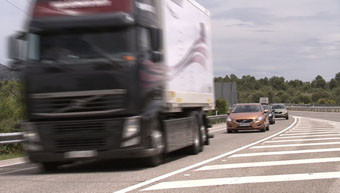 Volvo consigue con éxito desplazar 200 kilómetros tres automóviles sin necesidad de conductor 