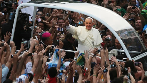 El Papa aclamado en Río de Janeiro.