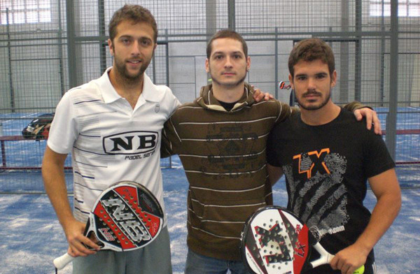 Ricky Martínez y JJ Matea con Fernando Rodrigo, entrenador del Club Sensación Pádel y colaborador de este medio. / Foto: Diario Siglo XXI.