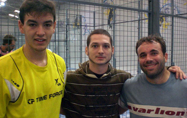 Adrián Torres y Juan Antonio Senent junto con el entrenador Fernando Rodrigo en el Club Sensación. / Foto: Diario Siglo XXI.