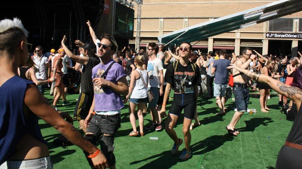 Público bailando a la parrilla