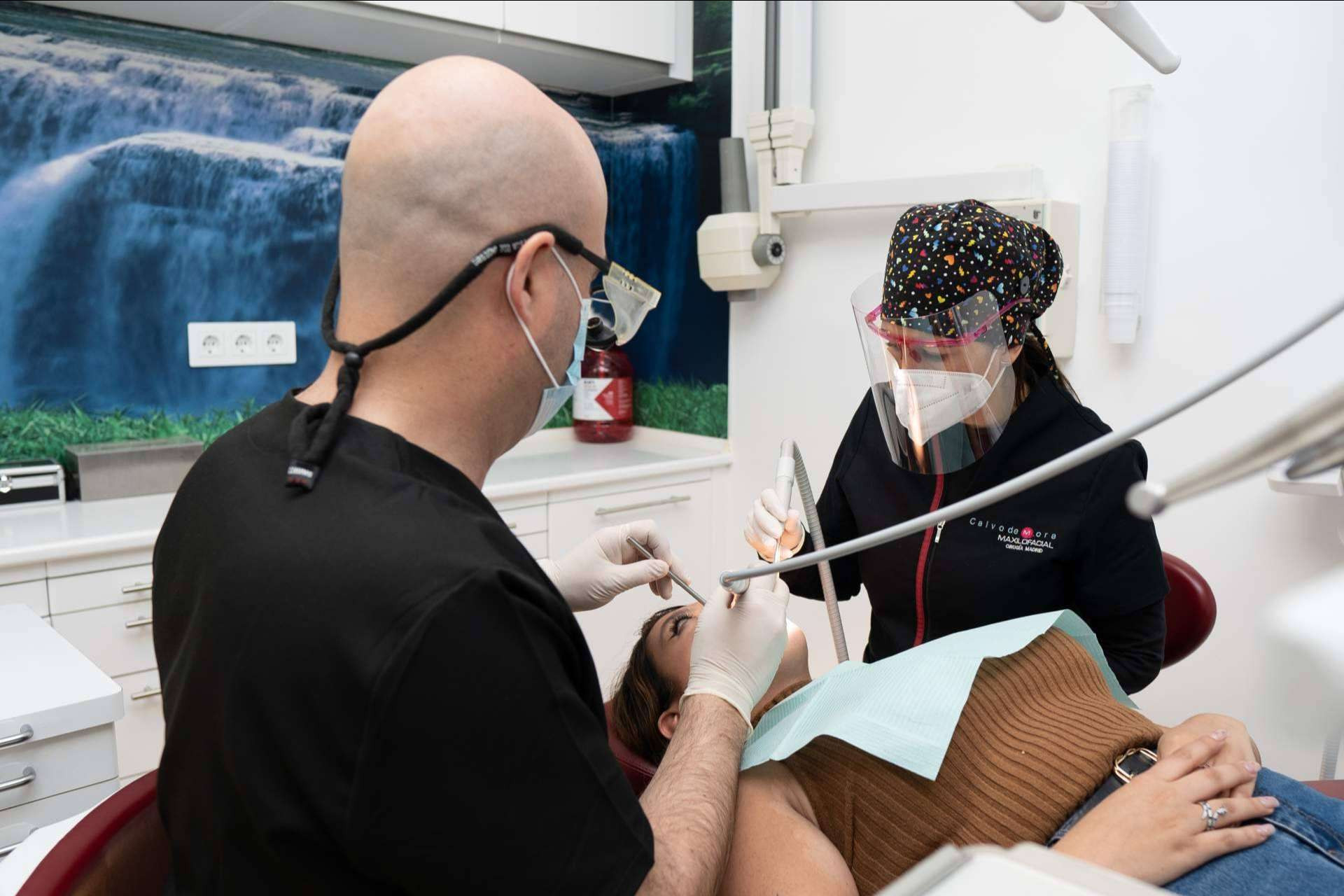  Corregir la sonrisa gingival con los expertos de la Clínica Calvo de Mora 