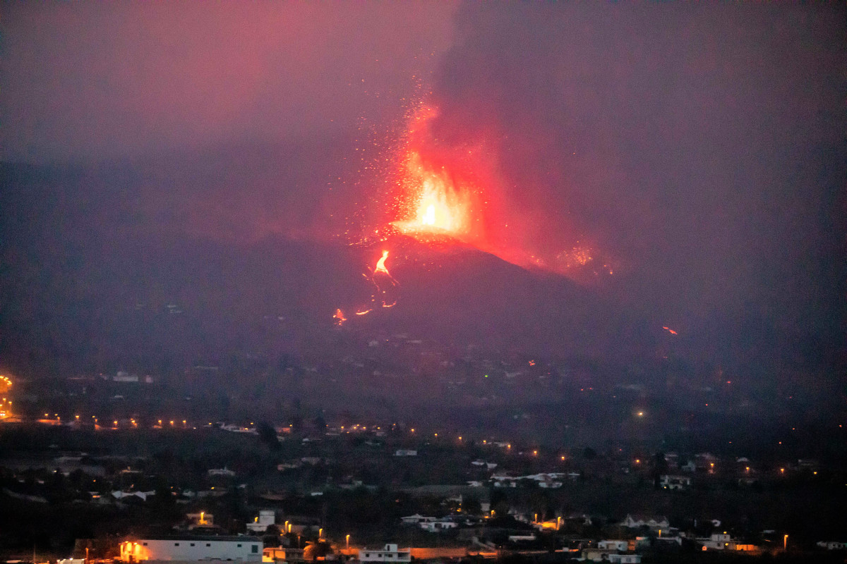 EuropaPress 3952517 boca eruptiva expulsa lava piroclastos zona cabeza vaca 21 septiembre 2021