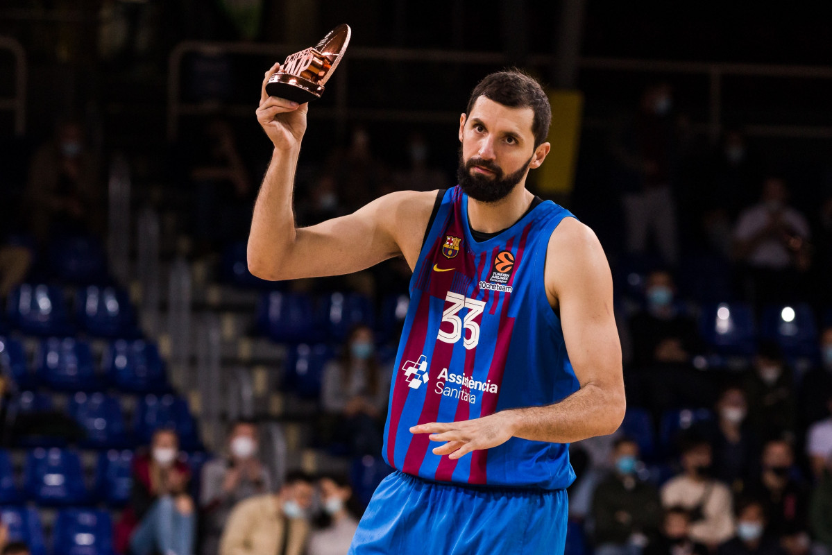 EuropaPress 4071833 nikola mirotic of fc barcelona receives the best player of october trophy