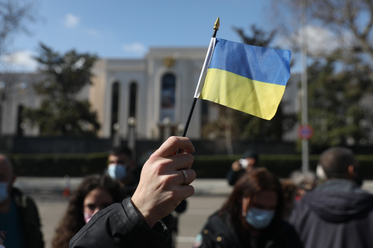 EuropaPress 4278888 manifestante bandera ucraniana participa manifestacion madrid contra guerra
