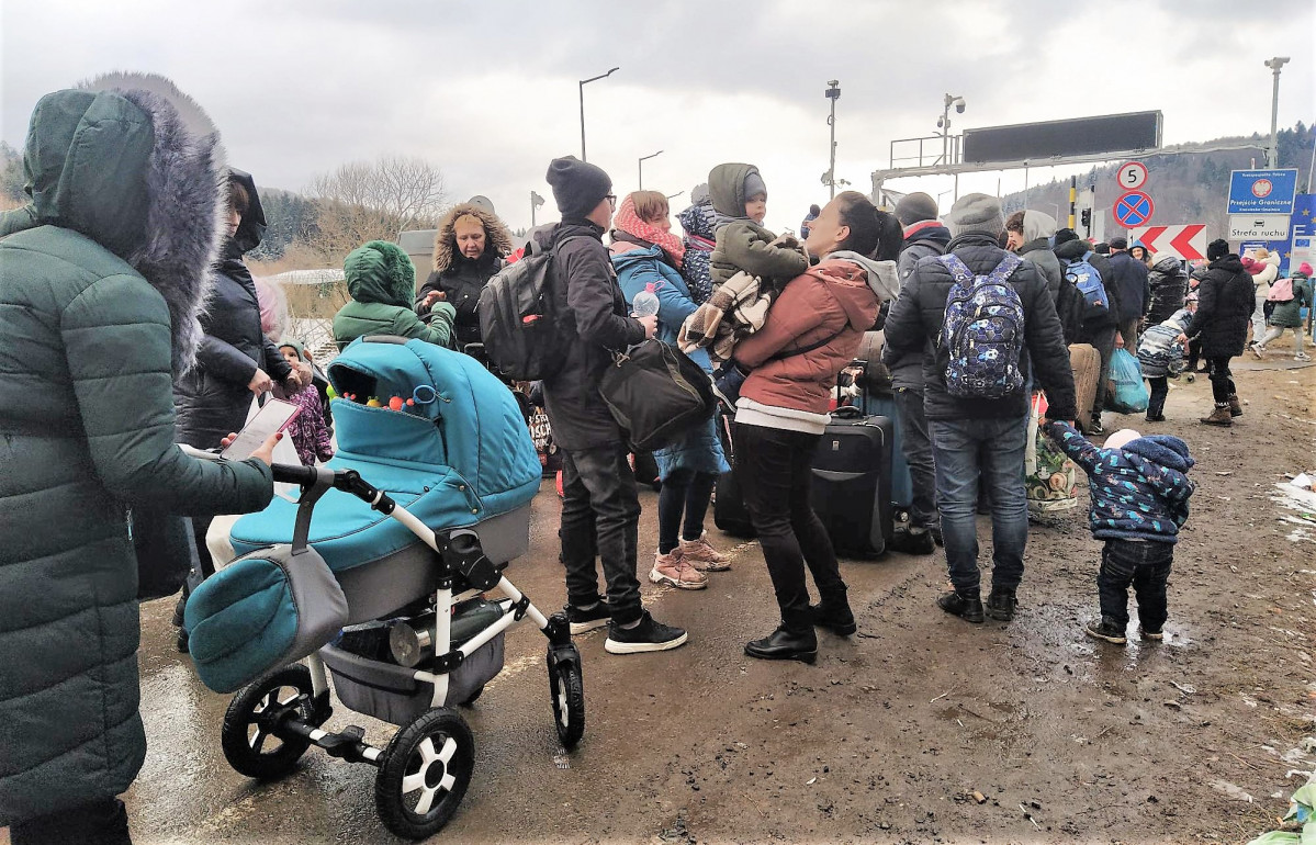 Miles de familias se concentran en la frontera entre Ucrania y Polonia