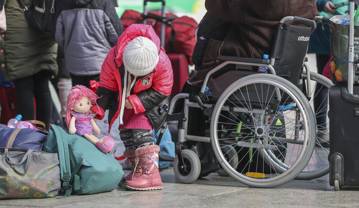 EuropaPress 4333905 21 march 2022 saxony leipzig ukrainian girl plays next to group of refugees