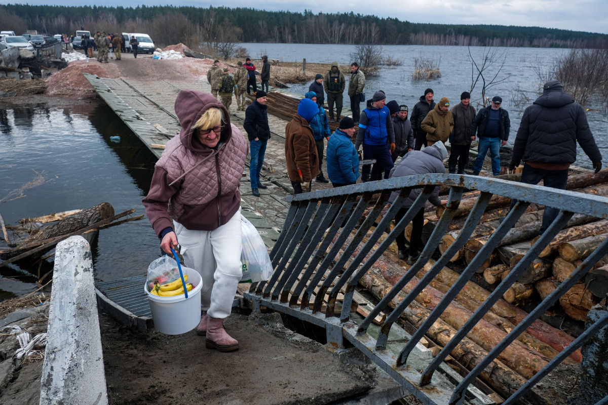 EuropaPress 4366906 06 april 2022 ukraine demydiv soldiers and civilians work to repair