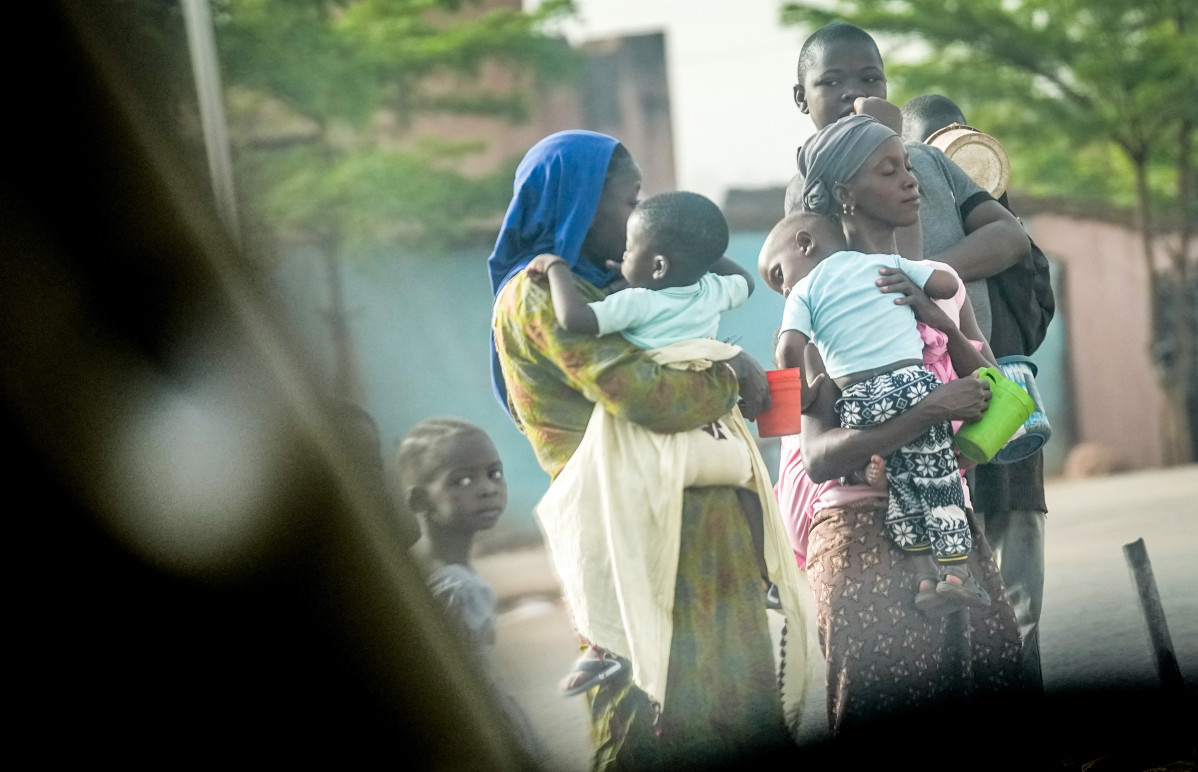 EuropaPress 4372777 09 april 2022 mali bamako women carrying their children stand on the side