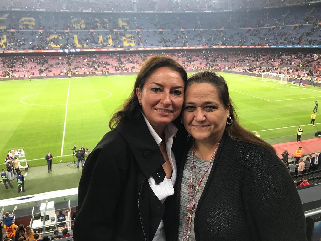 MONTSITA Y MONTSE EN EL HOMENAJE QUE LE RINDIÓ EL FC BARCELONA A MONTSERRAT CABALLA TRAS SU FALLECIMIENTO