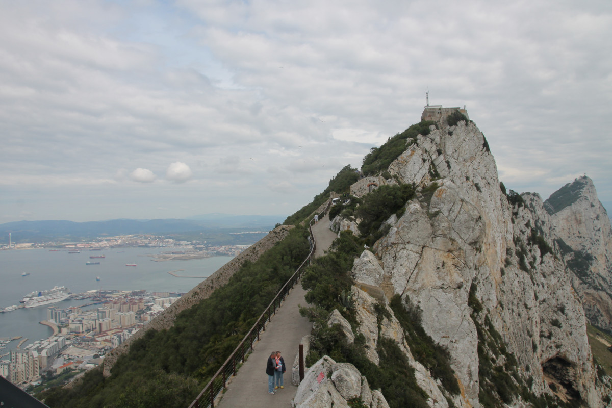 Hay multitud de caminos en la Roca que te llevan a innumerables lugares de interu00e9s que deberias visitar si en alguna ocasiu00f3n planeas un viaje a Gibraltar.