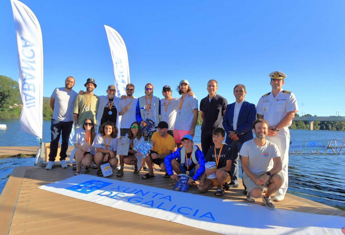2022 09 11 Los premiados en la Copa Ibérica de Wakesurf con la Ponte Internacional al fondo (Foto Pedro Seoane)