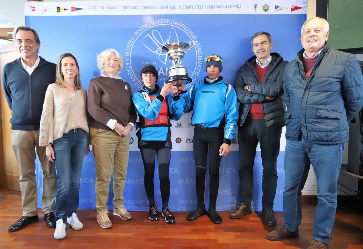2022 11 27 Bruno Iglesias y Aitana Pérez izando el Trofeo Aurelio Fernández Lage (Foto Pedro Seoane)