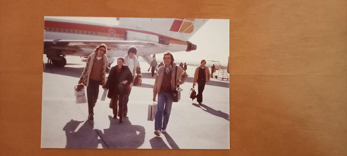 SERRAT CON SUS MÚSICOS EN EL AEROPUERTO DE BARCELONA