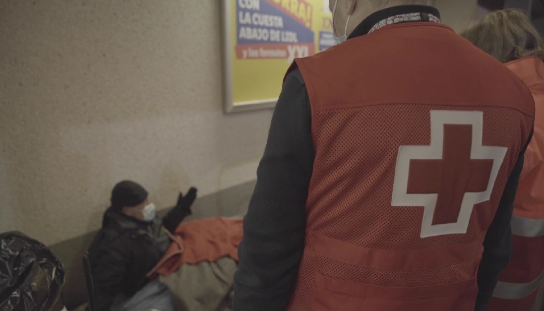 EuropaPress 4888785 voluntarios cruz roja hacen ronda noche repartir mantas comida personas