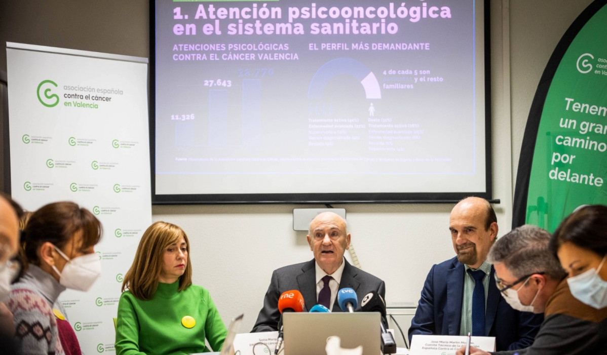 De izquierda a derecha, Sonia Marqués, paciente, Tomás Trenor, presidente de Contra el Cáncer Valencia, y el doctor Jose María Martín Moreno