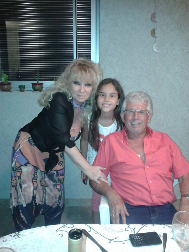 Sonia Rabinovich con Lara, su nieta, y Rubén Epstein, su esposo