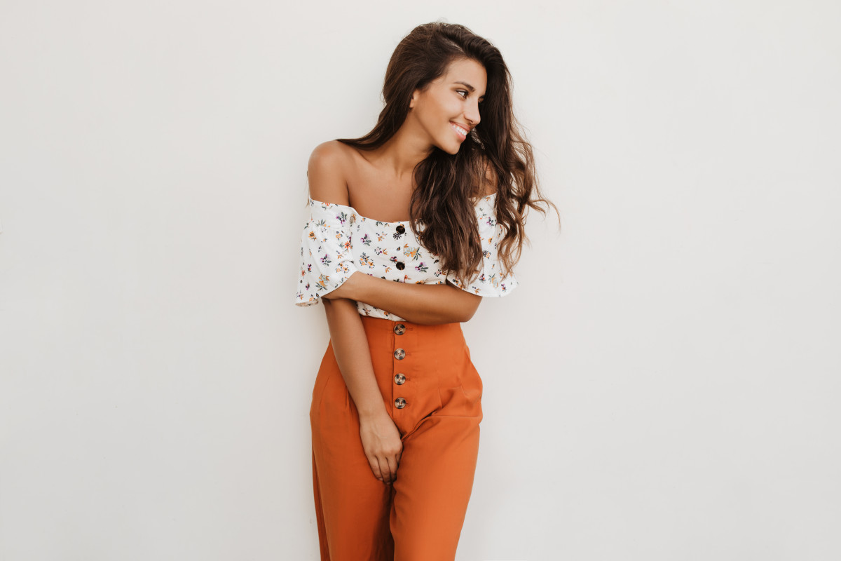 Imagen dama pantalon naranja cintura alta top blanco estampado floral