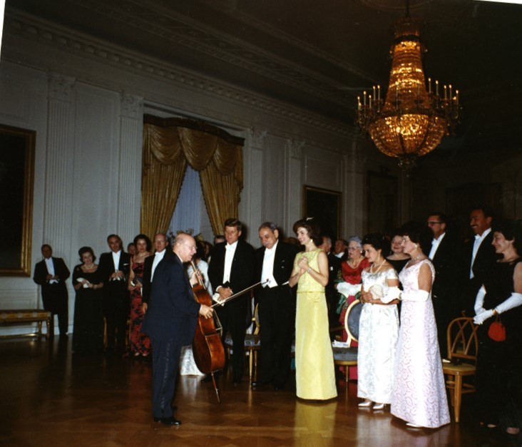 PAU CASALS ACTUA EN 1961 EN LA CASA BLANCA ANTE KENNEDY Y SU MUJER JACKIE