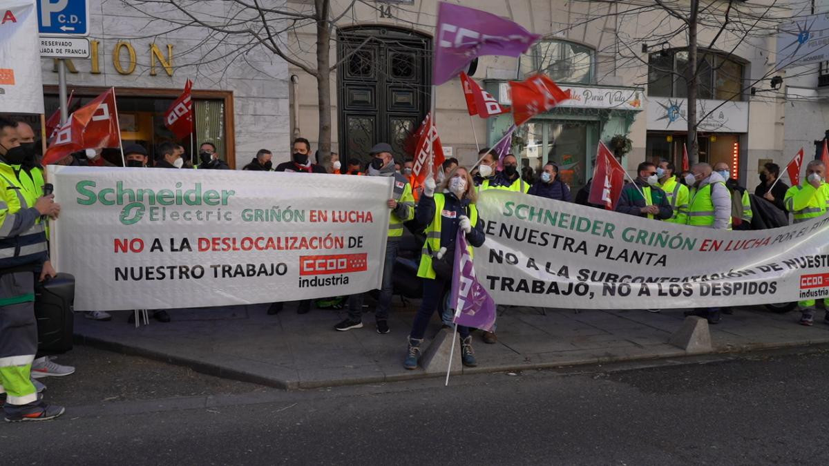 Plantilla Schneider Griñón ante la embajada francesa