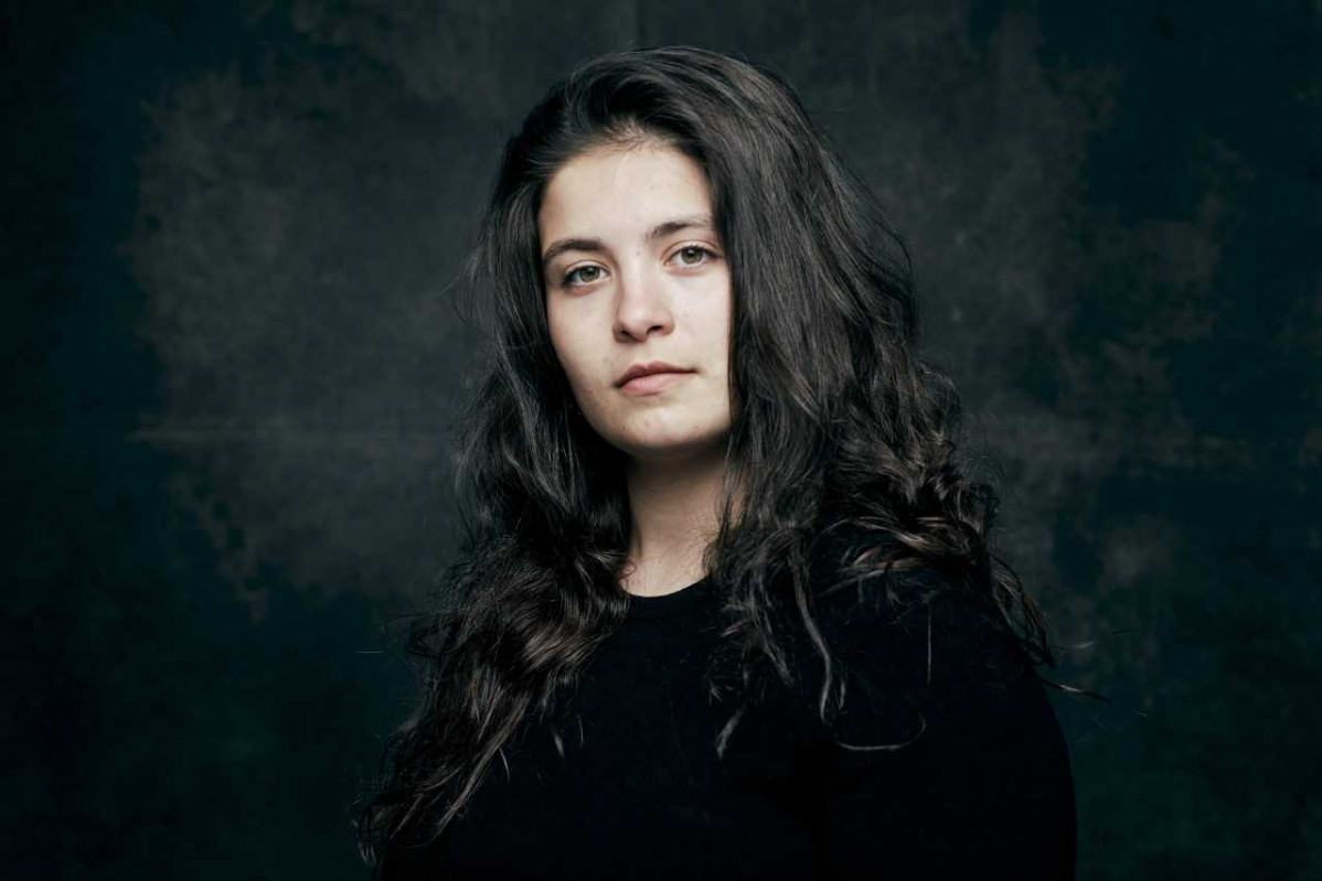 AINA BORRÀS INTERPRETA A UNA JOVEN DE 25 AÑOS QUE ENSEÑ A TOCAR LA BATERÍA
