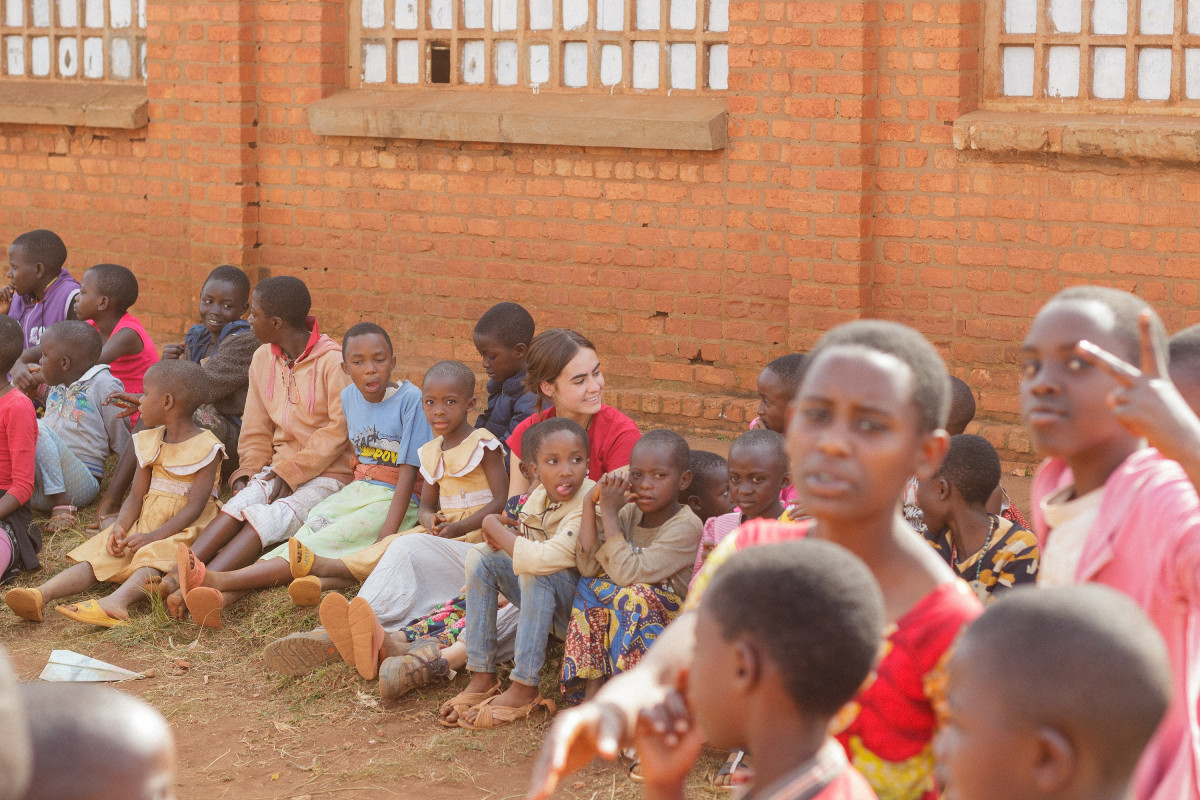 Voluntaria compartiendo juegos con algunos de los 125 niños del campamento de verano organizado en Burundi Asociación Solidaria Universitaria