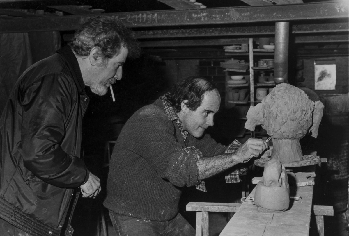 EL CERAMISTA SALA Y EL PINTOR MODEST CUIXART ACABAN UJNA OBRA FOTO JEAN ROIG