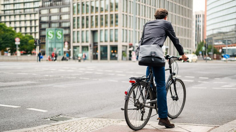 Hombre en bicleta en Berlín (1)