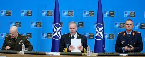 El jefe del Comité Militar de la OTAN, almirante Rob Bauer, y el general estadounidense Christopher Cavoli, durante la conferencia de prensa en la sede de la OTAN.