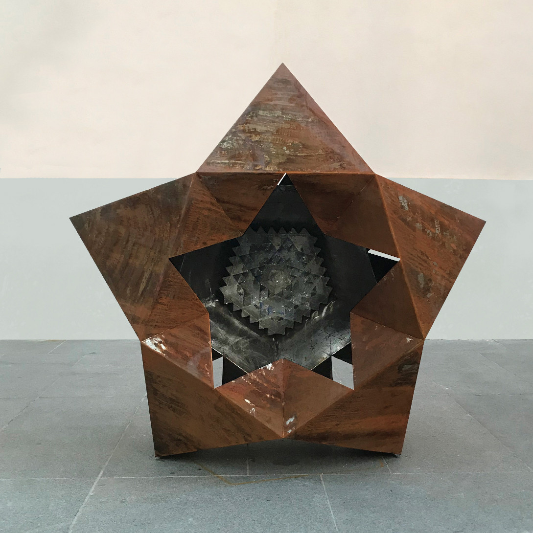 Homenaje a Leonardo da Vinci (Técnica mixta sobre superficie en metal policromado con sulfato de cobre pentahidratado e interior policromado con pan de plata. 170x170x105 cm)