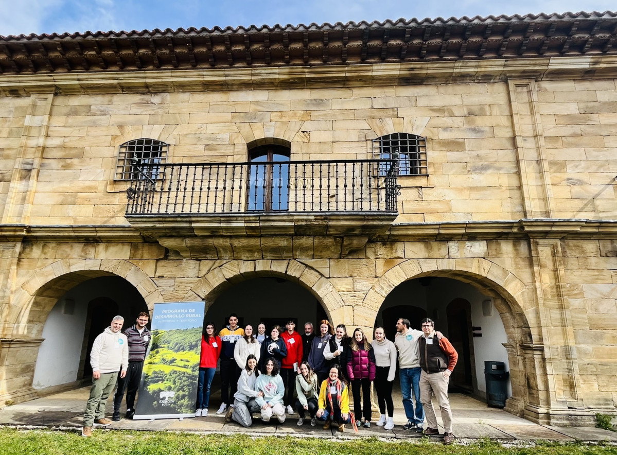 Grupo de participantes del primer encuentro de Talento Rural Joven que tuvo lugar este fin de semana en la Casa Rectoral de Puente Pumar,Polaciones. (3)