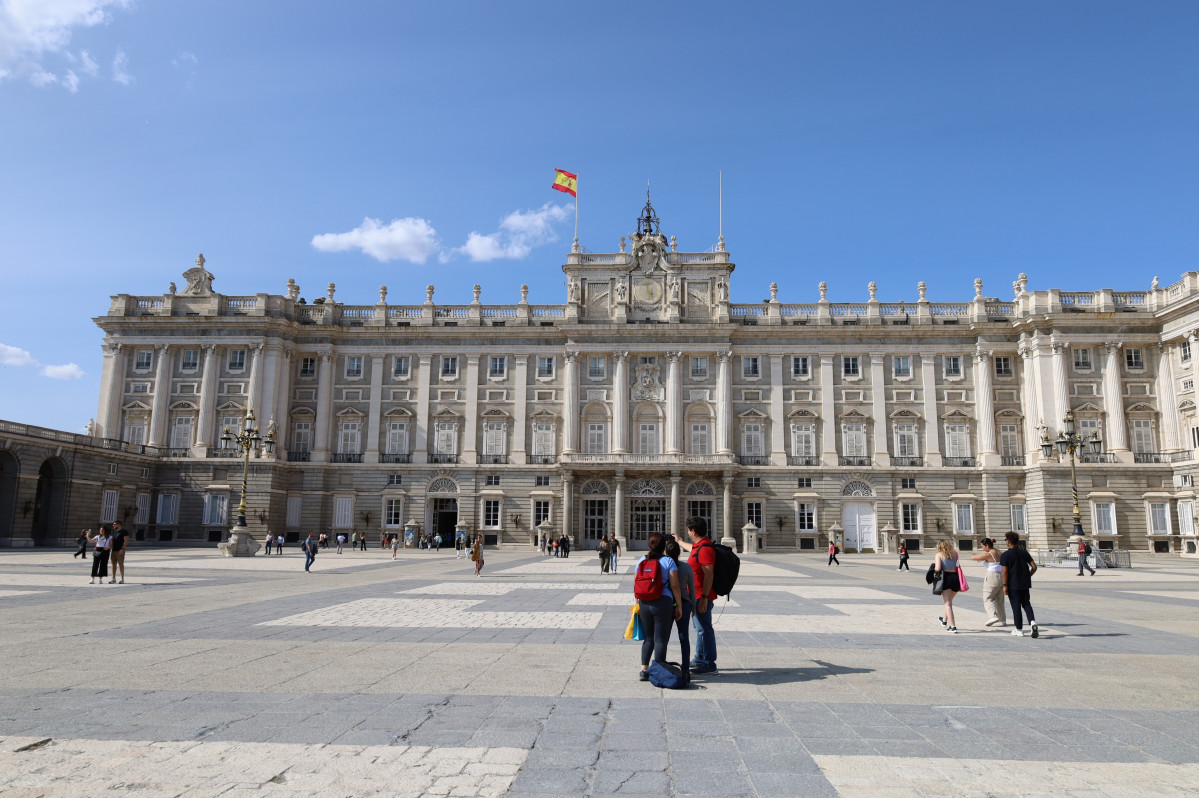 Turistas en la Plaza de la Armería del Palacio Real de Madrid