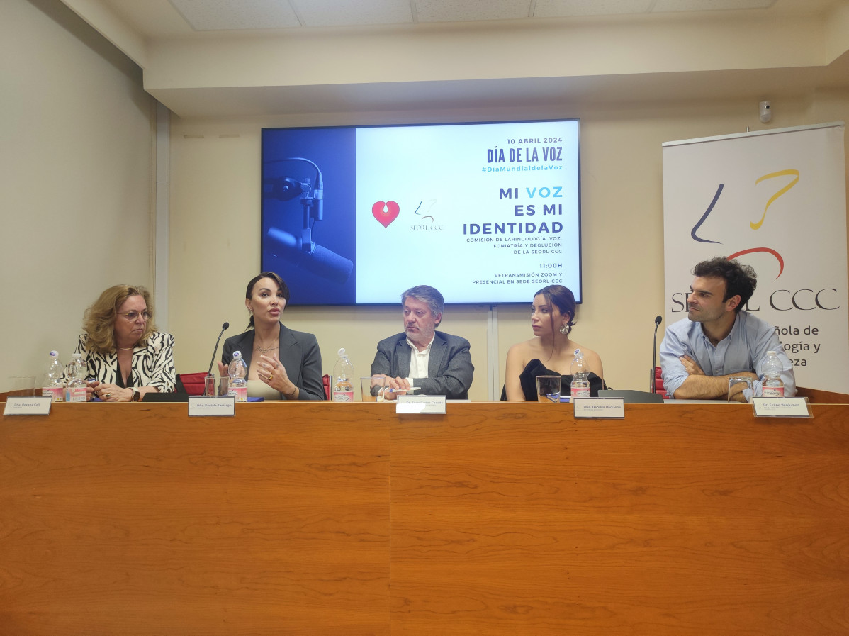 De izda. a dcha Roxana Coll, logopeda Daniela Santiago, actriz Dr. Juan Carlos Casado Daniela Requena, periodista e influencer Dr. Felipe Benjumea