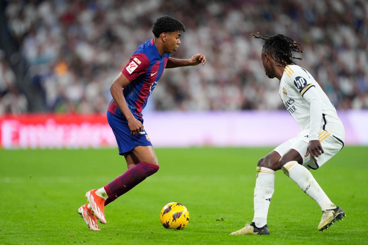 EuropaPress 5906322 lamine yamal of fc barcelona and eduardo camavinga of real madrid in action