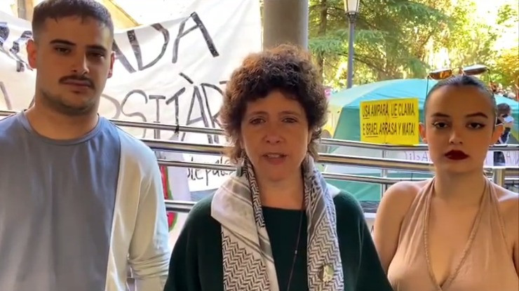 Nuria Suu00e1rez durante su visita a la acampada de apoyo a Palestina en Barcelona.