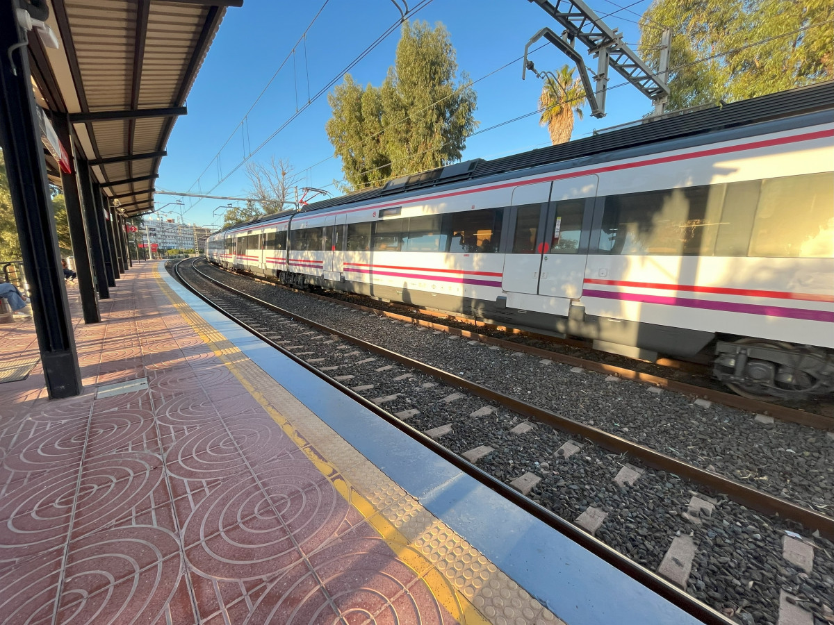 EuropaPress 5683180 tren cercanias renfe malaga paso parada apeadero alamos torremolinos