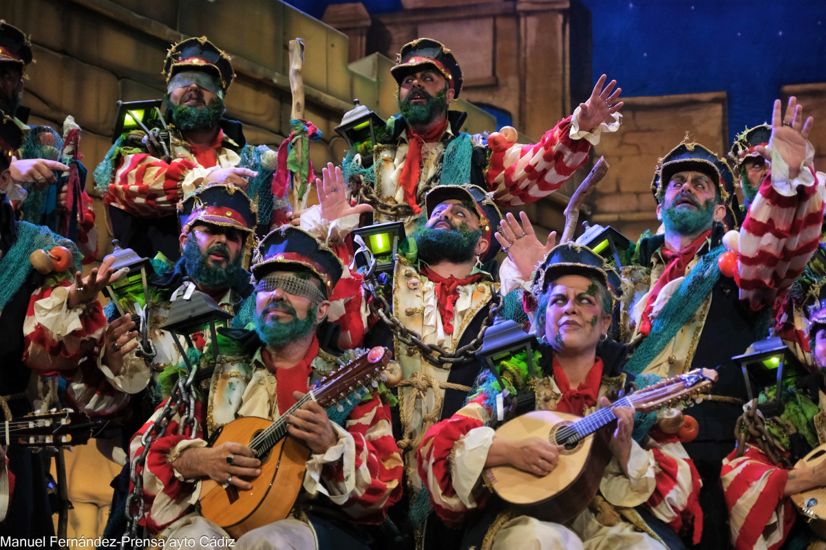 El coro 'Los iluminados' durante la Final del concurso de carnaval 2024 en el Teatro Falla Ayuntamiento de Cádiz