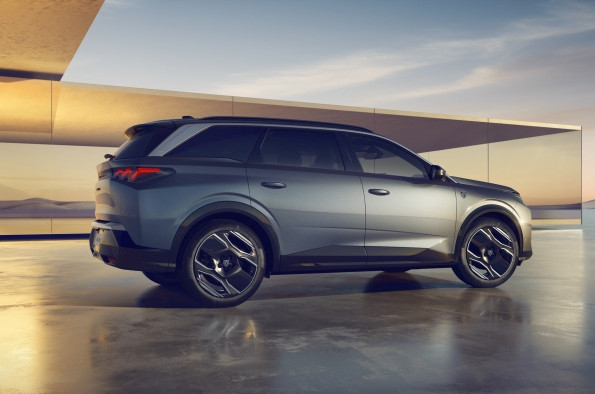 PEUGEOT 5008 4