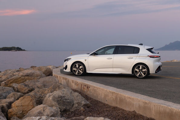 PEUGEOT HÍBRIDO ENCHUFABLE 2