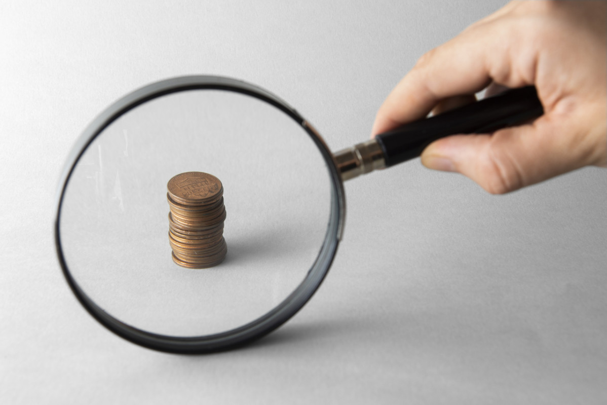 Primer plano de las monedas en la mesa