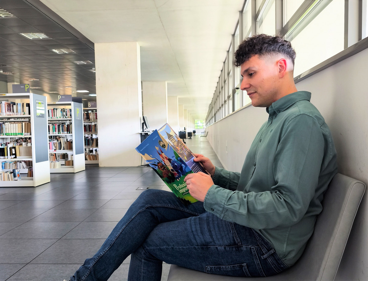Autor leyendo su obra