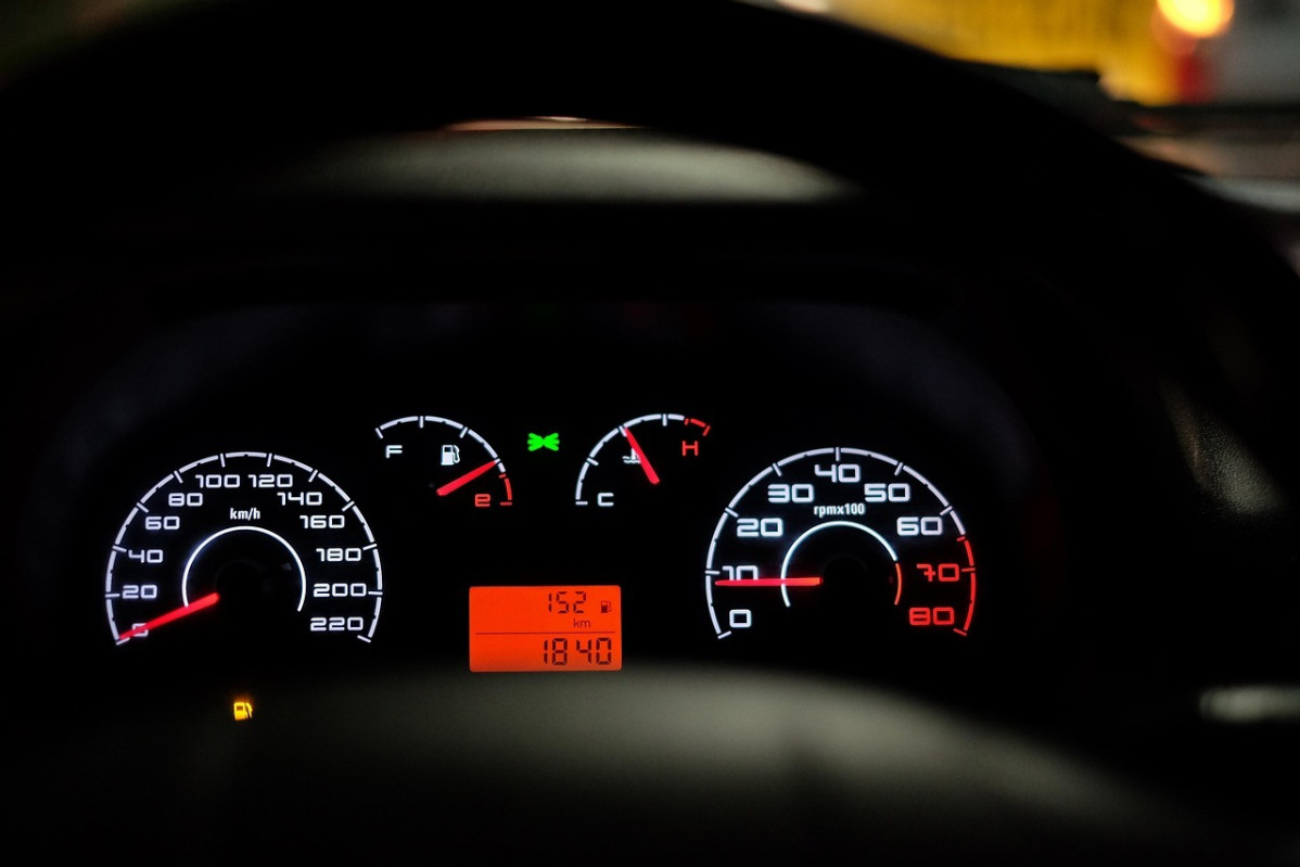Car dashboard 2667434 1280