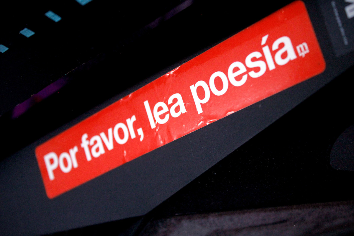 Calcomanía del movimiento Por favor, lea poesía. en su última serie.