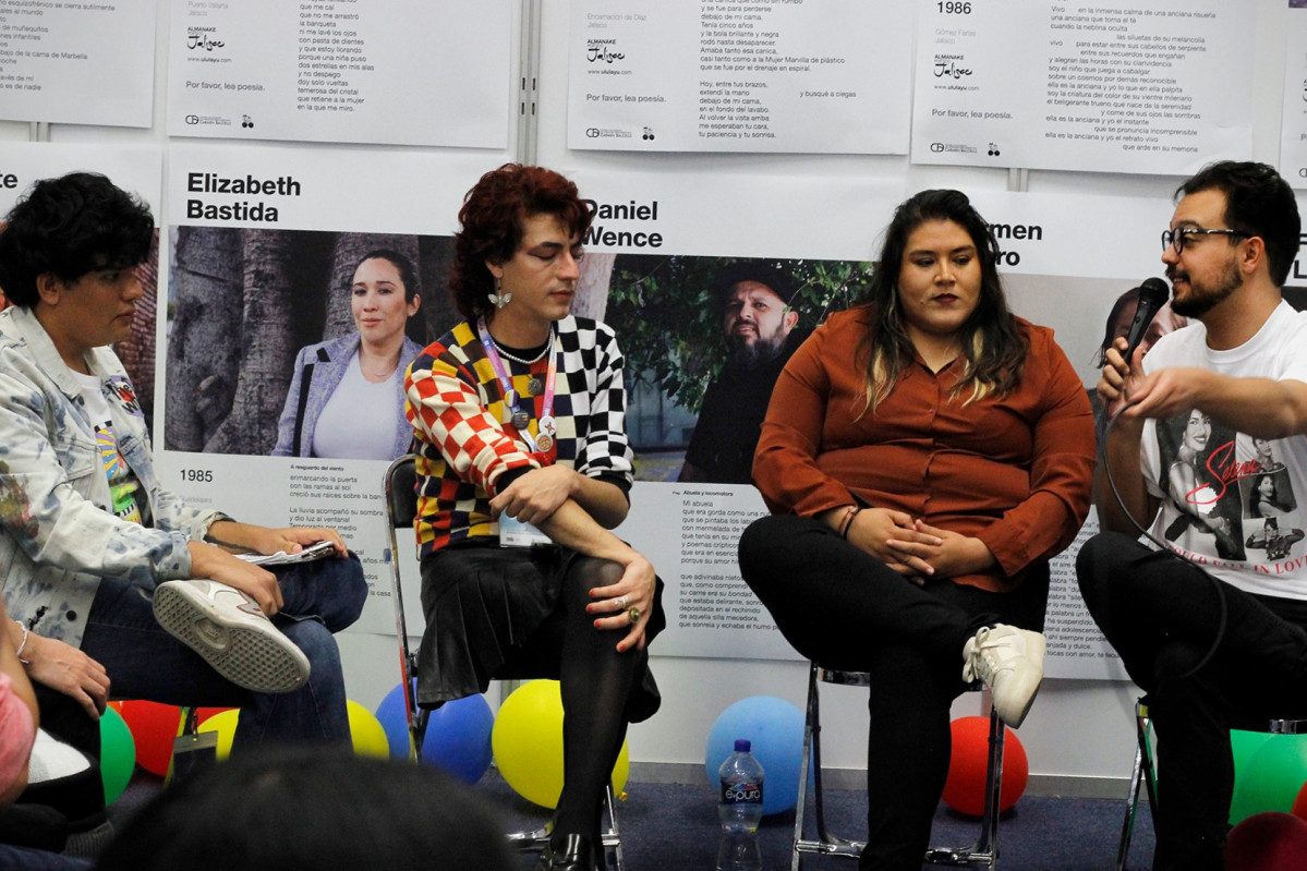 Poetas de la investigación Almanake de Ululaxión Jalisco, en charla sobre poesía y diversidad sexual en los Altos de Jalisco, FIL Guadalajara, 2024, Stand I22, Proyecto Ululayu