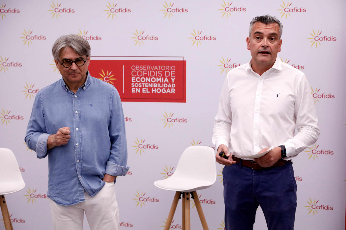 Manuel Sevillano (Atrevia) y Joachim Rolland (Cofidis) baja