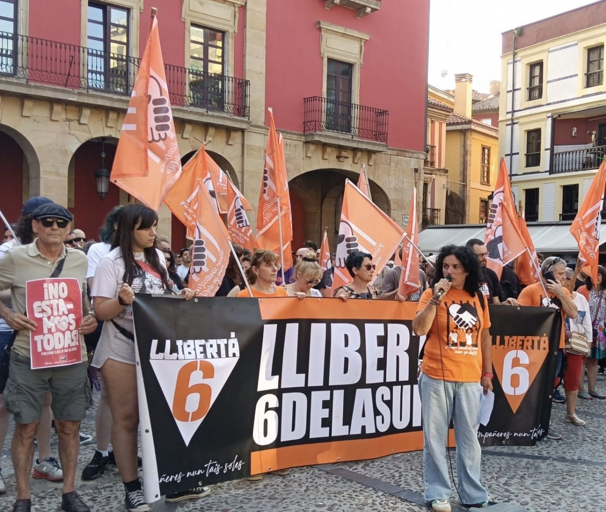 Concentración de Sofitu en la plaza del Ayuntamiento de Gijón el día que las 6 de la Suiza ingresaron en prisión, 10 de julio.
