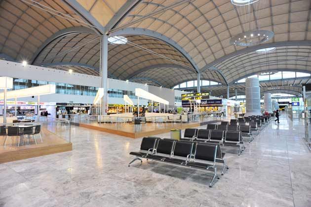 El aeropuerto Alicante-Elche supera los 800.000 pasajeros en marzo